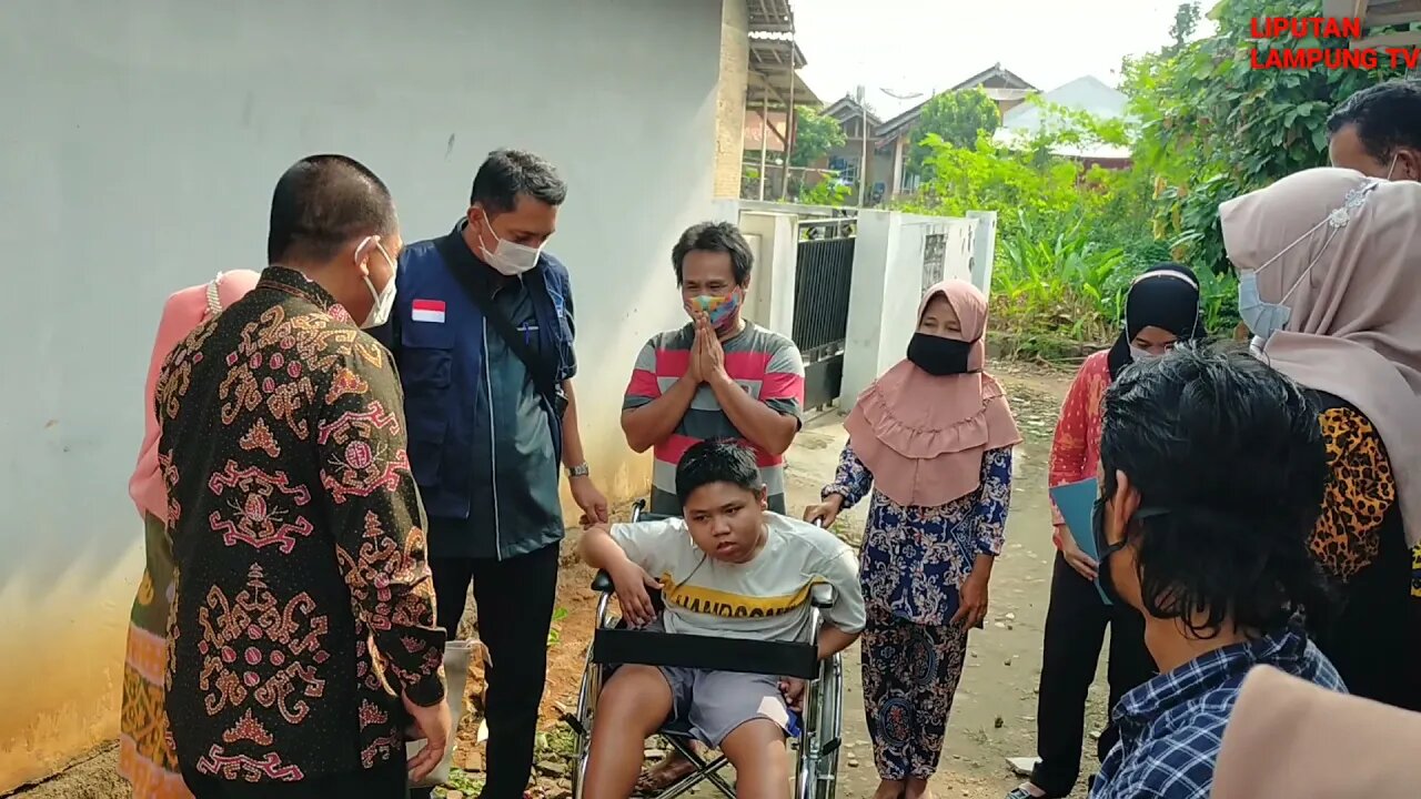 Kadis Sosial Lampung Serahkan Bantuan Kursi Roda Untuk Wahyu Hidayat Fatehah