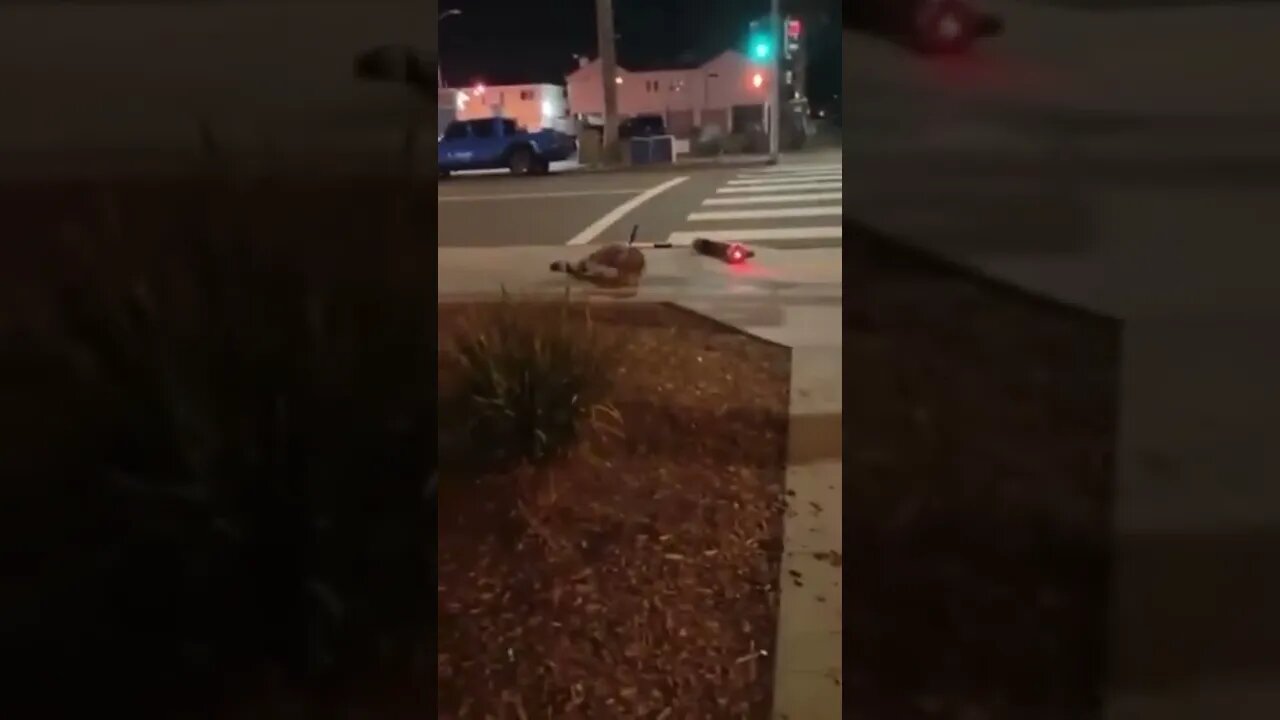 caindo de patinete #shorts