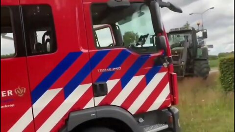 HOOOONK! Dutch Firefighters and Truckers Come to the Aid of Farmers and Protest in Support