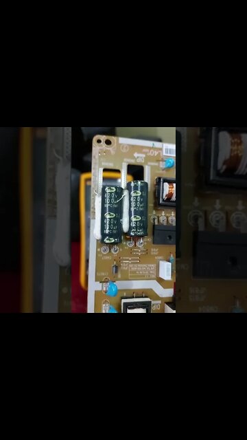 Why you don't check a capacitor in a circuit | Fluke 1587 | Quinn Trim #Shorts