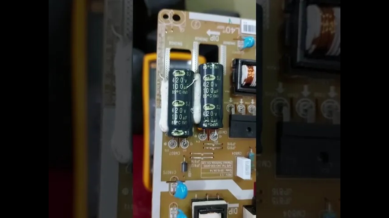 Why you don't check a capacitor in a circuit | Fluke 1587 | Quinn Trim #Shorts