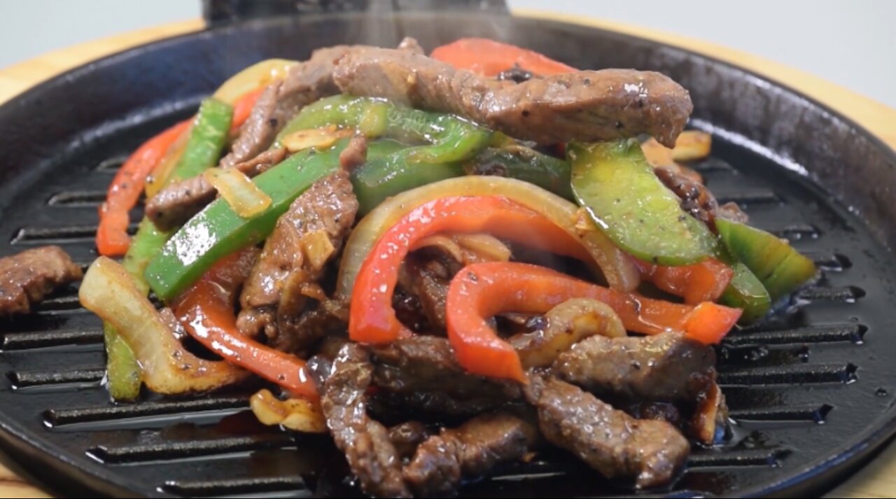 DELICIOUS STEAK WITH PEPPERS AND HOUSE SAUCE