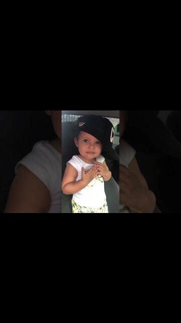 BEBÊ JOGANDO BEIJOS - BABY PLAYING KISSES - BEBÉ JUGANDO BESOS - BABY SPELAR KYSTAR - बच्चा खेल रहा