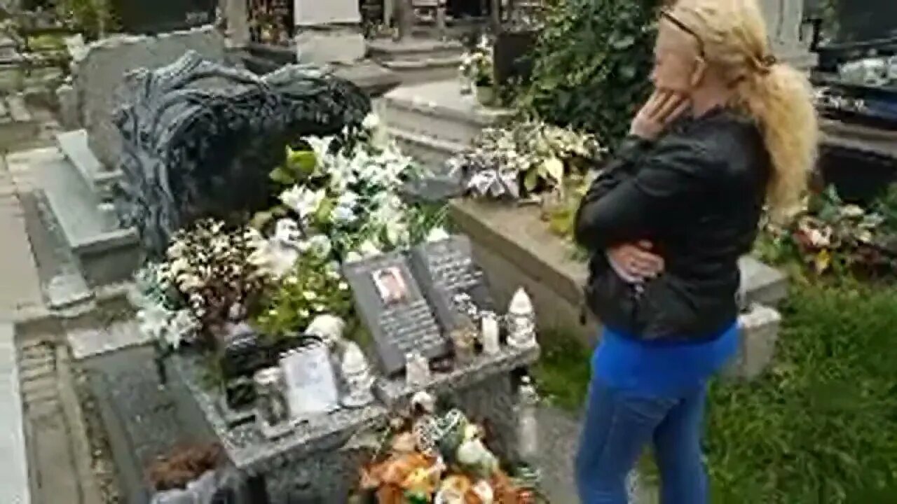 Mama przy Grobie Syna Eryka Romanowskiego zabitego w Zamościu. Trudno Żyć Tym co Zostali link pod fi