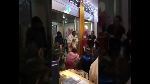 Num Natal no passado, o Guruji a atirar doces aos Seus devotos na entrada do Ashram...