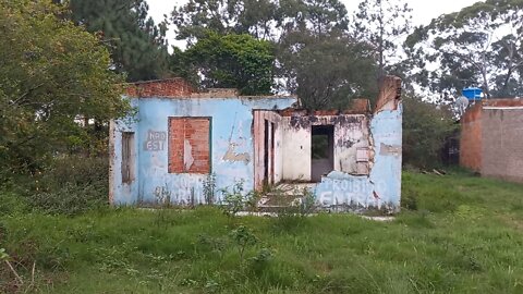 Casa abandonada em Tramandaí/RS após incêndio