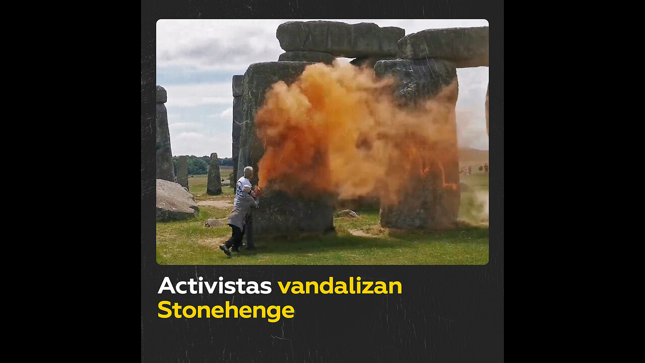 Activistas rocían con pintura el monumento de Stonehenge en Reino Unido