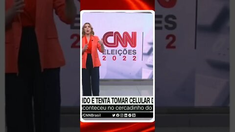 Bolsonaro tenta tomar celular de youtuber após ser provocado | @SHORTS CNN