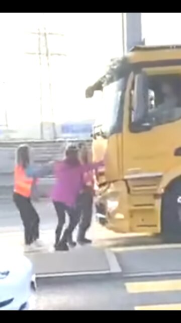 Kids from socialist movement try to stop truck in Germany, 2022