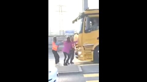 Kids from socialist movement try to stop truck in Germany, 2022