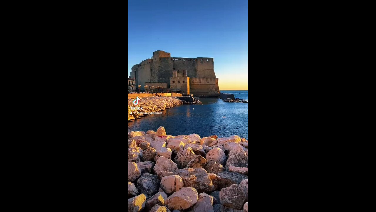 Sail away to paradise in this video featuring the crystal-clear waters of the Amalfi Coast. 😻