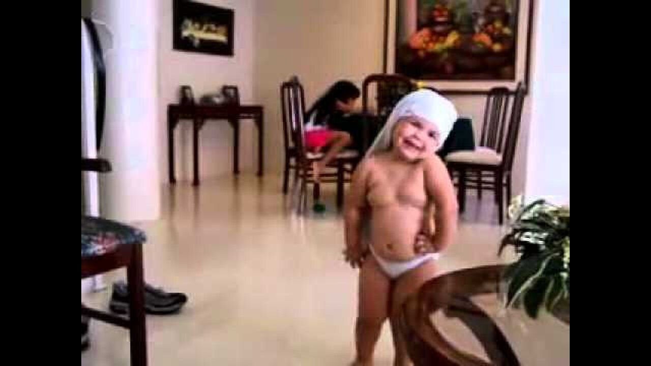 CRAZY BABE DANCING TWERK!! FUNNY BABE