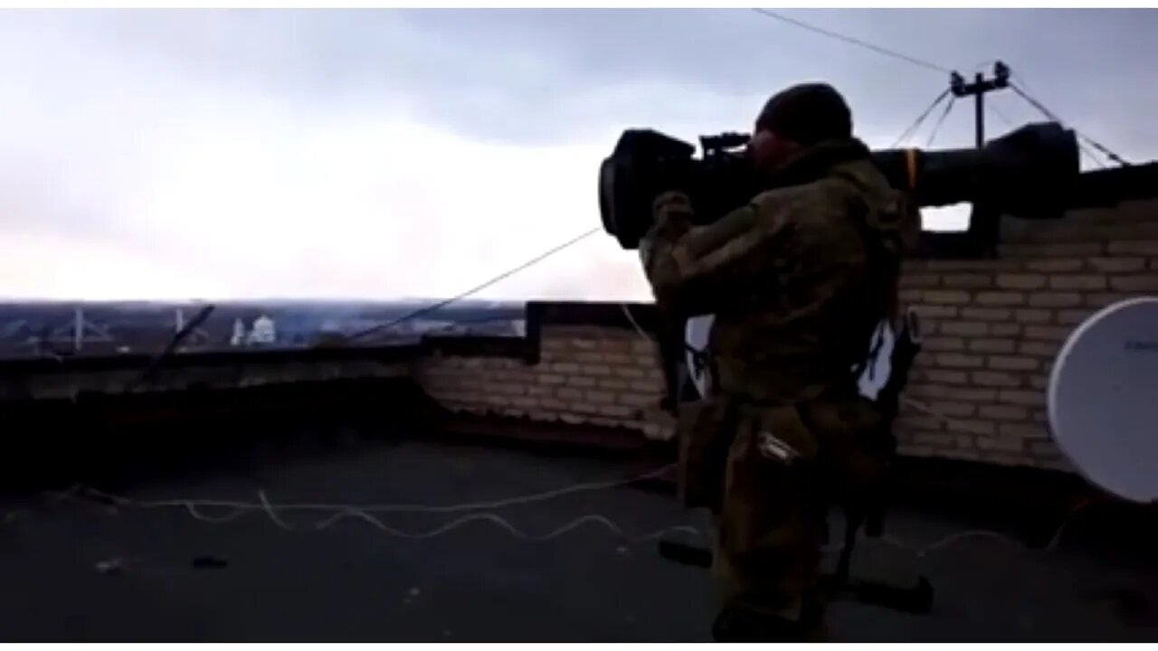 🔴 Ukraine War - Rooftop Ukrainians Target Russian Forces With ATGM & NLAW Anti-Tank Weapons