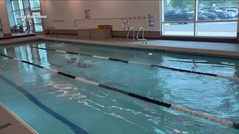 Former collegiate swimmer gets back in the pool for a good cause