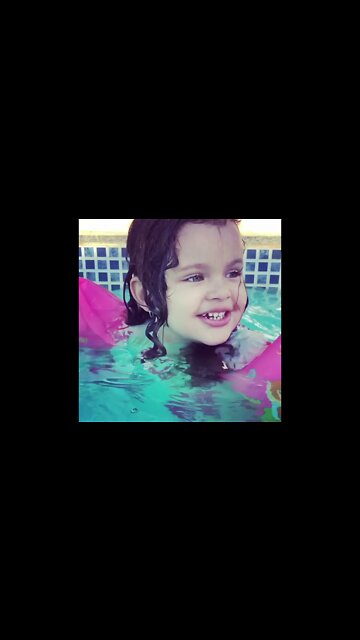 Fiz xixi na piscina - I peed in the pool - मैं कुंड में पिस रहा हूं - #shorts #linda #bebe