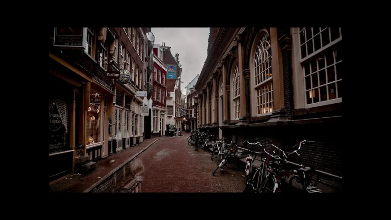 Rainfall hitting a puddle on Gravenstraat in Amsterdamn