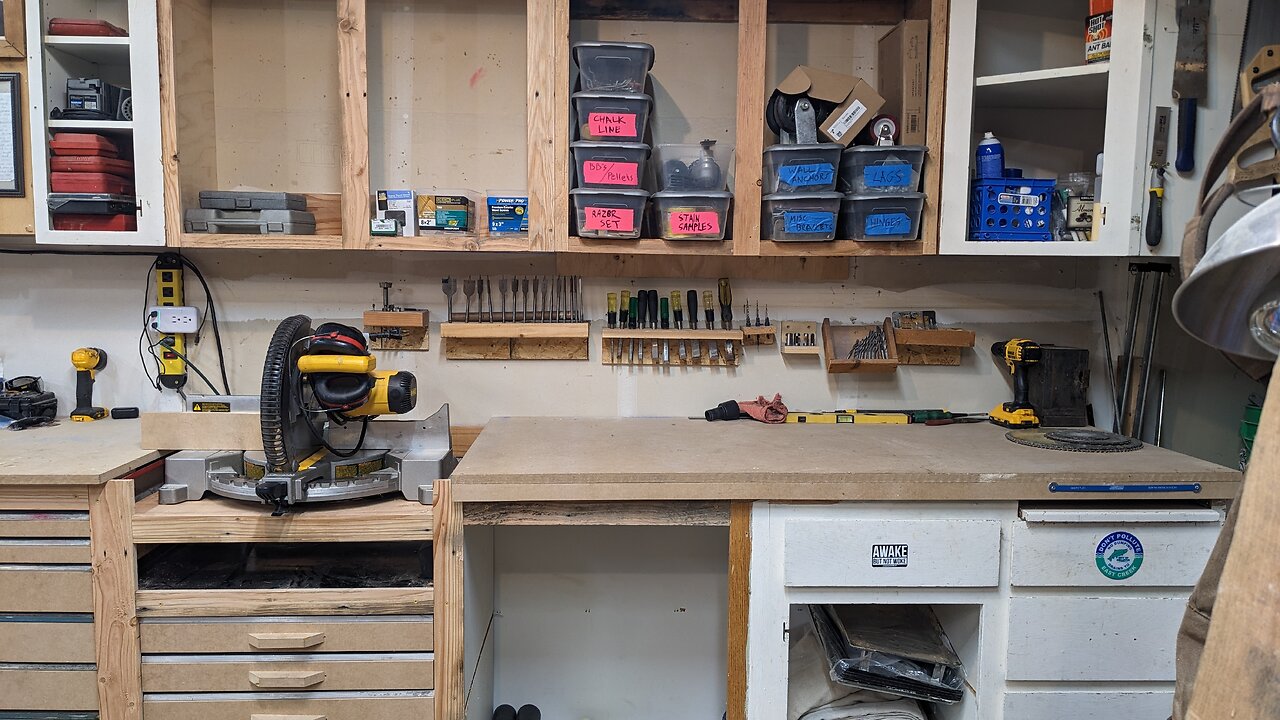 AWESOME! Chop saw station: custom work bench