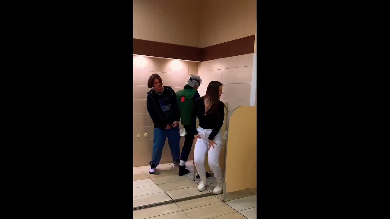 funny washroom prank girl