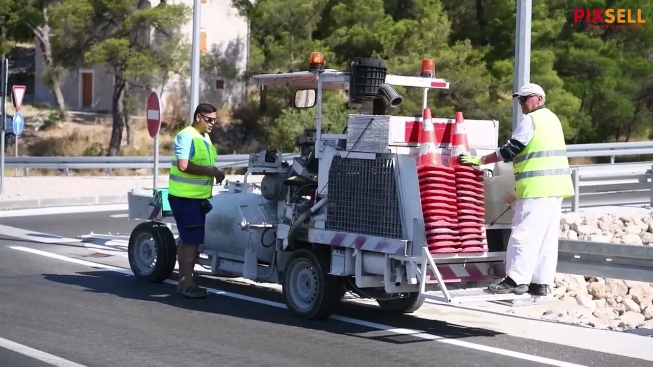 Unatoč velikim vrućinama radnici Pismorada ocrtavaju signalizaciju na cesti u Šibeniku