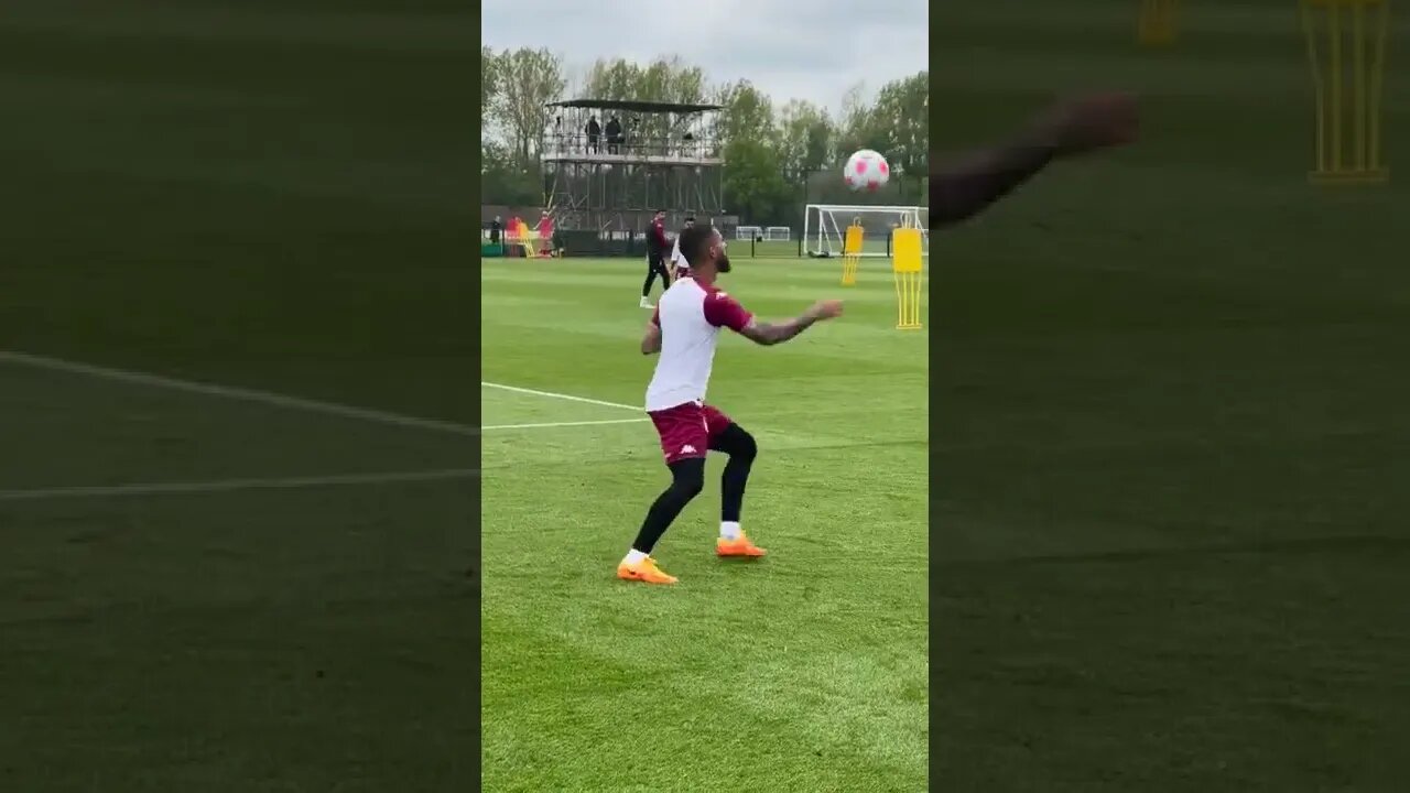 Coutinho e Douglas Luiz treinando juntos lançamento e domínio