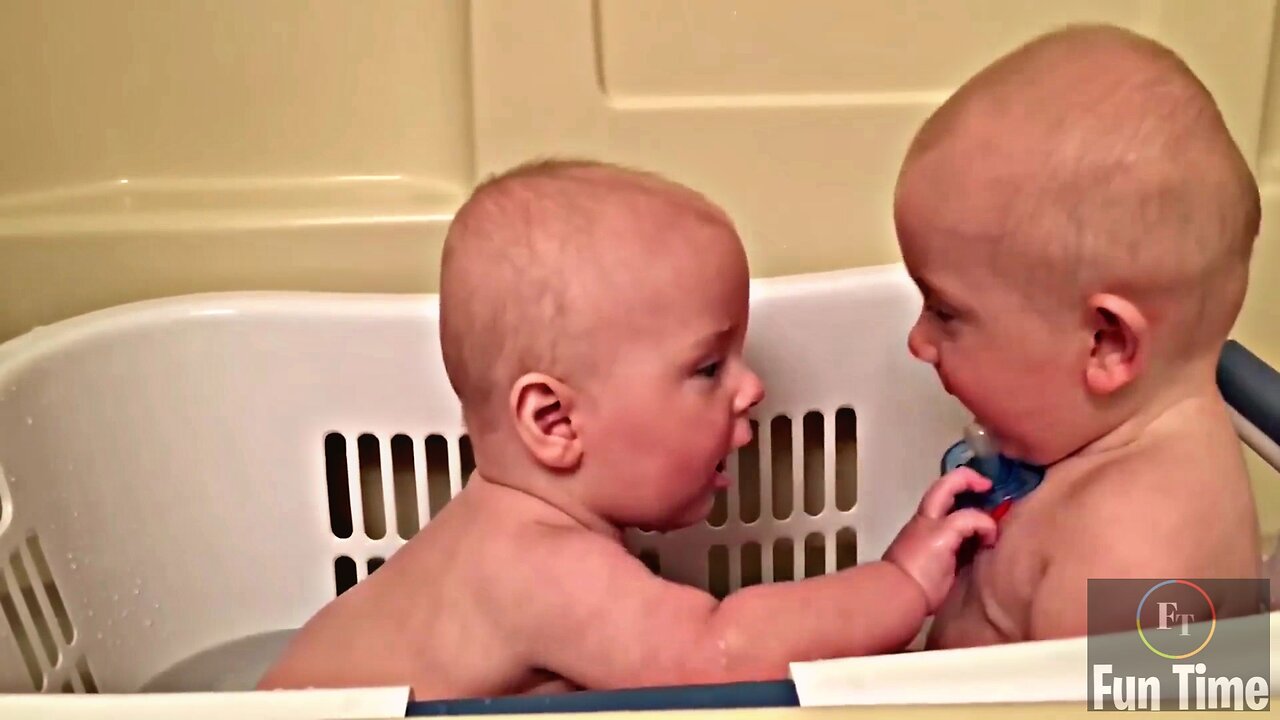 Twins share a pacifier |cute❤|FunTime