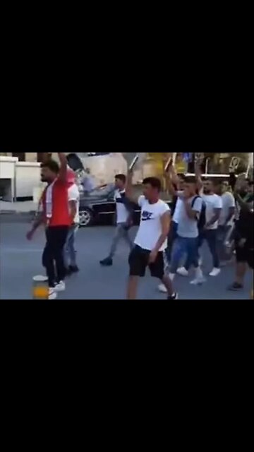 Qipro - Greqi: Ushtria e muslimanëve marshon nëpër Qipro duke mbajtur Kuran: duke bërtitur "Allahu Akbar"...