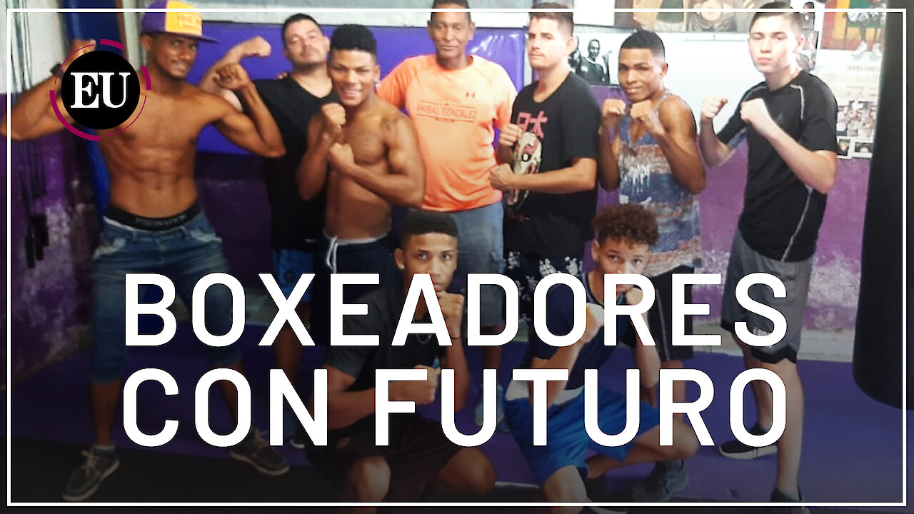 Jóvenes boxeadores entrenan en un pequeño gimnasio de Cartagena