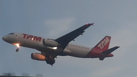 Airbus A320 PT-MZU vindo de Fortaleza e Embraer 195 PR-AUH vindo de Tabatinga para Manaus