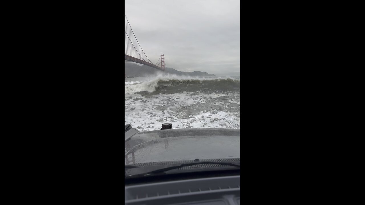 Big waves under the Golden Gate Bridge