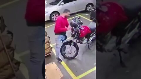 [ MEME ] MOTOBOY TRAVOU NO POSTINHO [ VIRAL ]