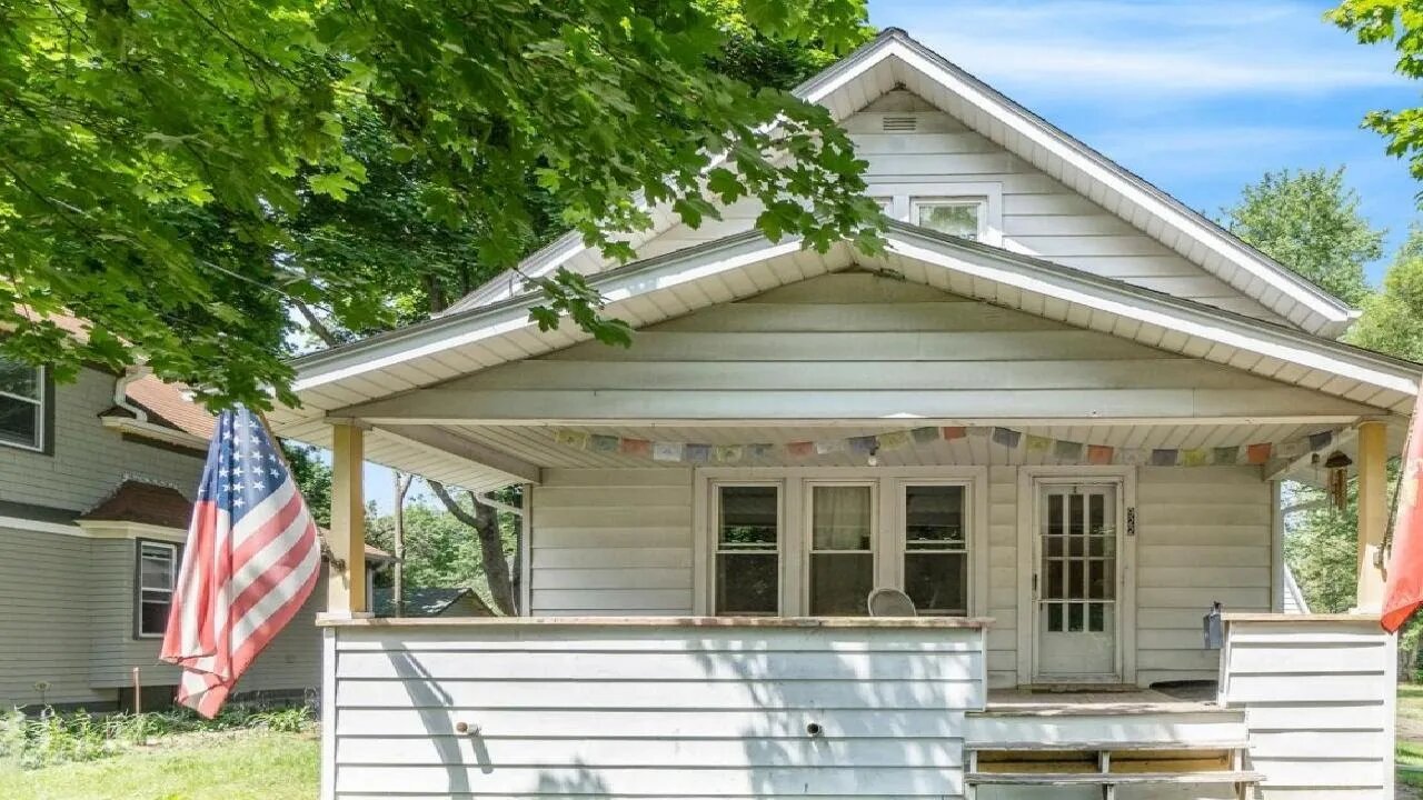 922 Linton Street, Kalamazoo, MI Presented by Richard Stewart.