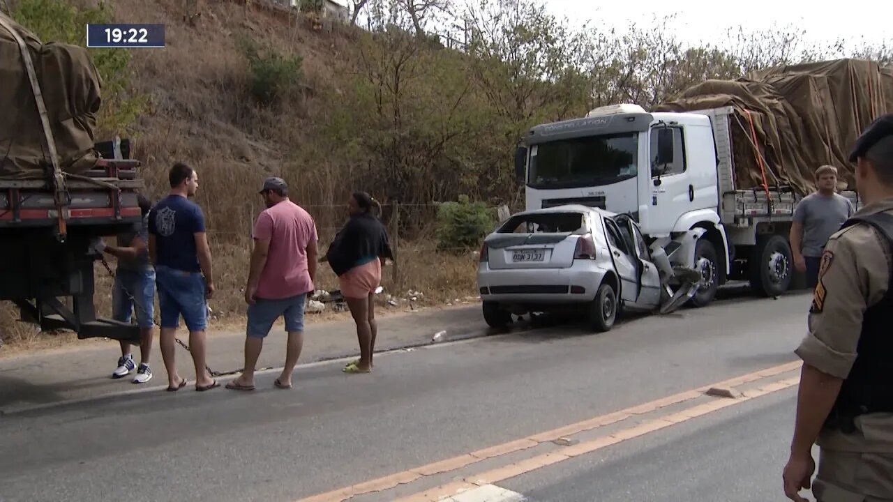 Gov. Valadares: Motorista de Carro de Passeio morre após bater em Caminhão, na BR-259.