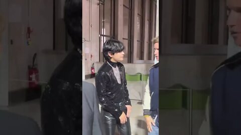 Tae having funny at Celine in Paris 🤩, but he driving me crazy👀 🤯