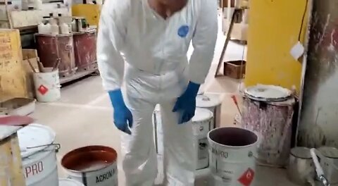 Trabajando un día normal pintando gabinetes