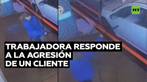 Una joven responde a la agresión de un cliente en un centro de lavado de autos