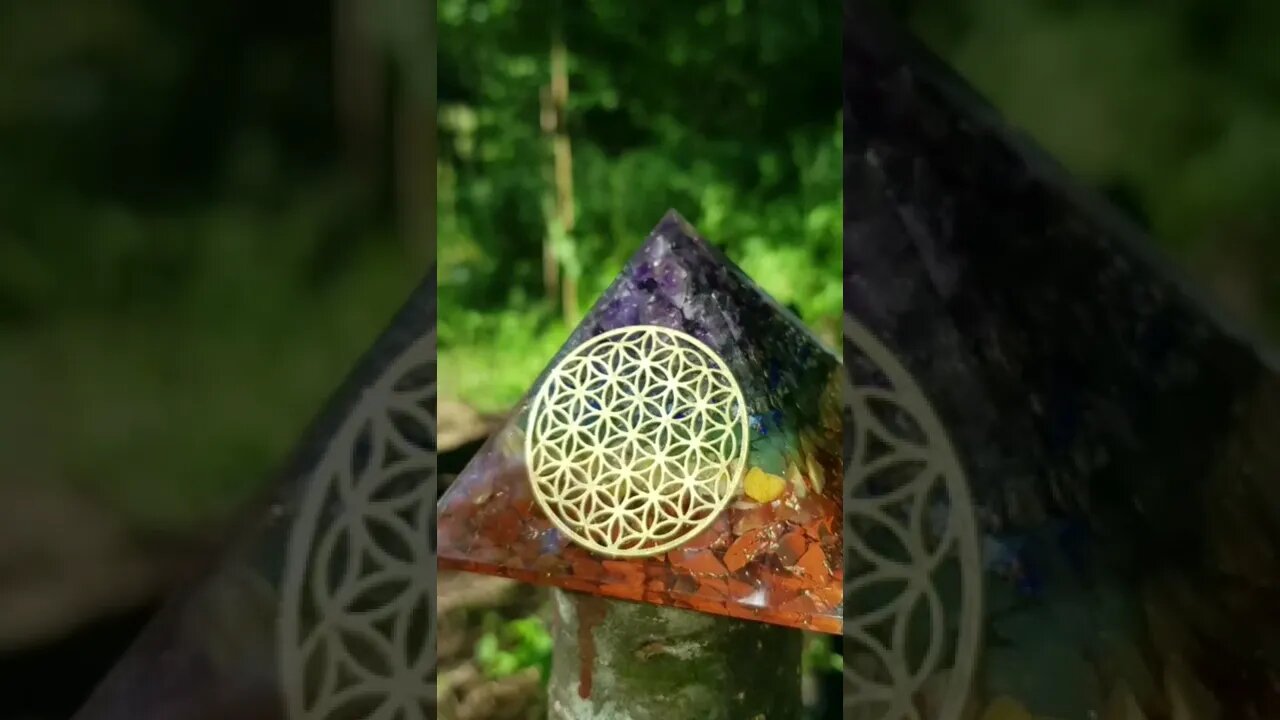 Pyramide Orgonite 7 Chakras Fleur De Vie #sacredgeometry #floweroflife #orgonitepyramid #orgonite