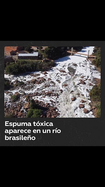 Espesa espuma tóxica cubre el río Tieté en Brasil