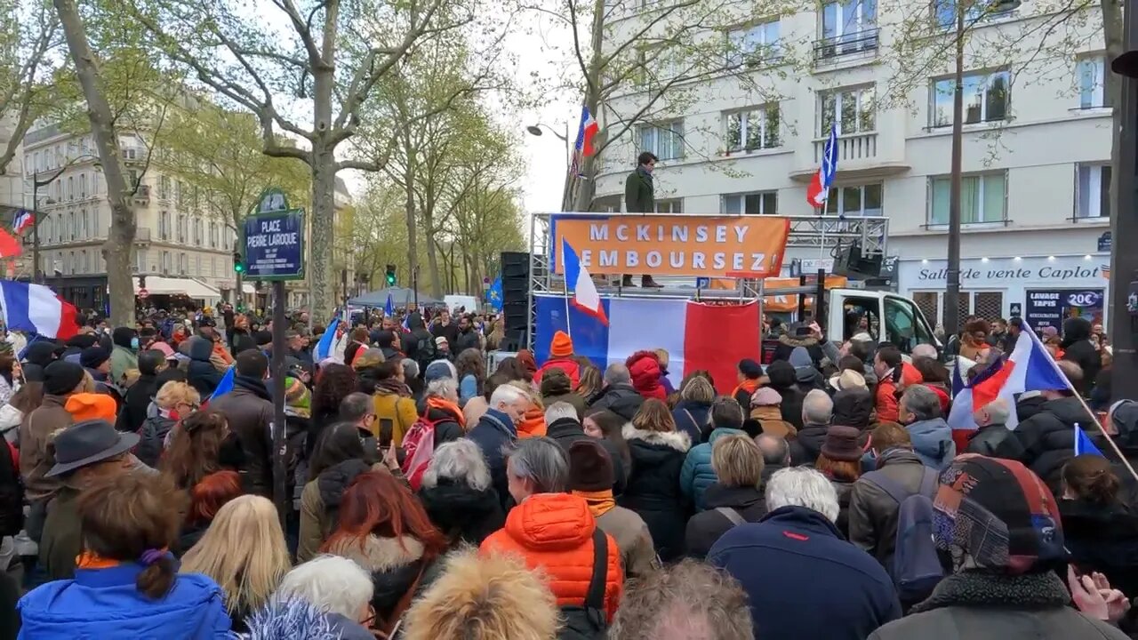 Manifestation contre le pass vaccinal Place Pierre Laroque à Paris le 02-04-2022 - vidéo 5