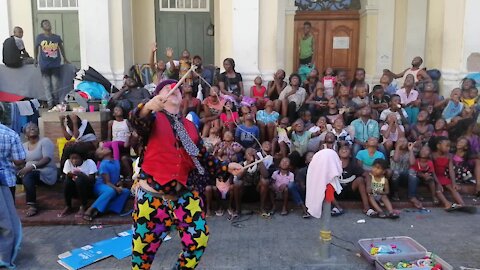 SOUTH AFRICA - Cape Town - Mwango, the Clown visit GreenMarket Square Refugees (Video) (GpW)