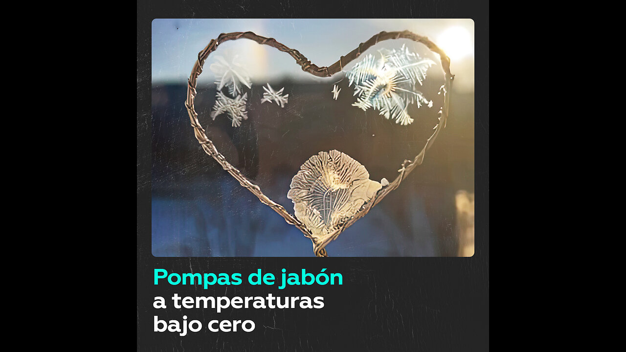 Así se congela el líquido para pompas de jabón en una forma de corazón