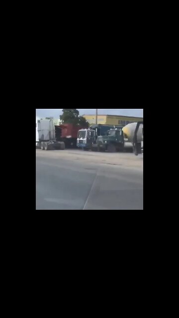 De manera graciosa indican que están llevando más colchones al palacio de justicia