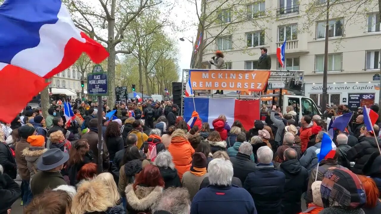 Manifestation contre le pass vaccinal Place Pierre Laroque à Paris le 02/04/2022 - Vidéo 3