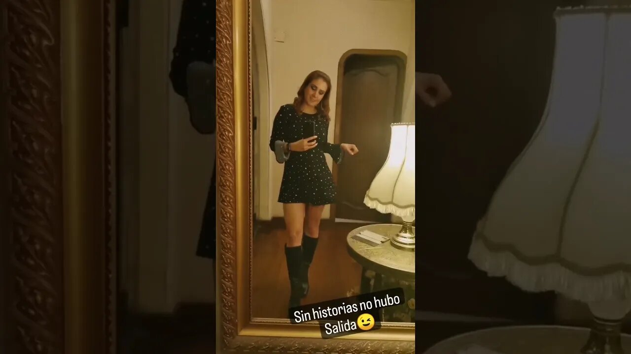 👡 Mariana Scott - Outfit vestido y botas en espejo
