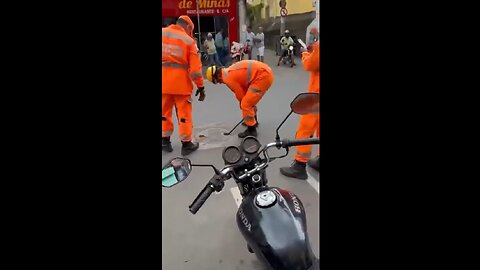 HOMEM FOGE DE AMEAÇA, SE ATIRA EM CÓRREGO E ACABA PRESO DENTRO DE BUEIRO