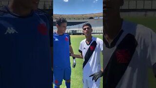 Luva de Pedreiro com goleiro da base do Vasco