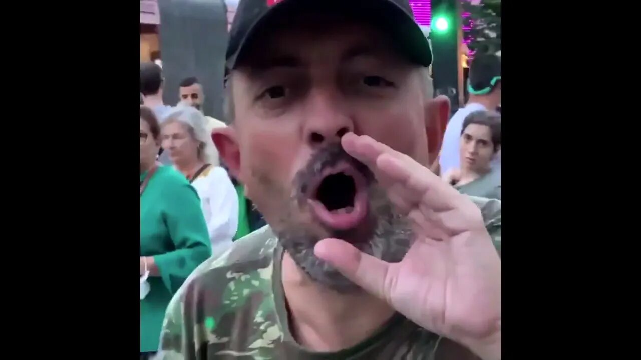 Bolsonaristas ofendem pessoas de máscara na Avenida Paulista