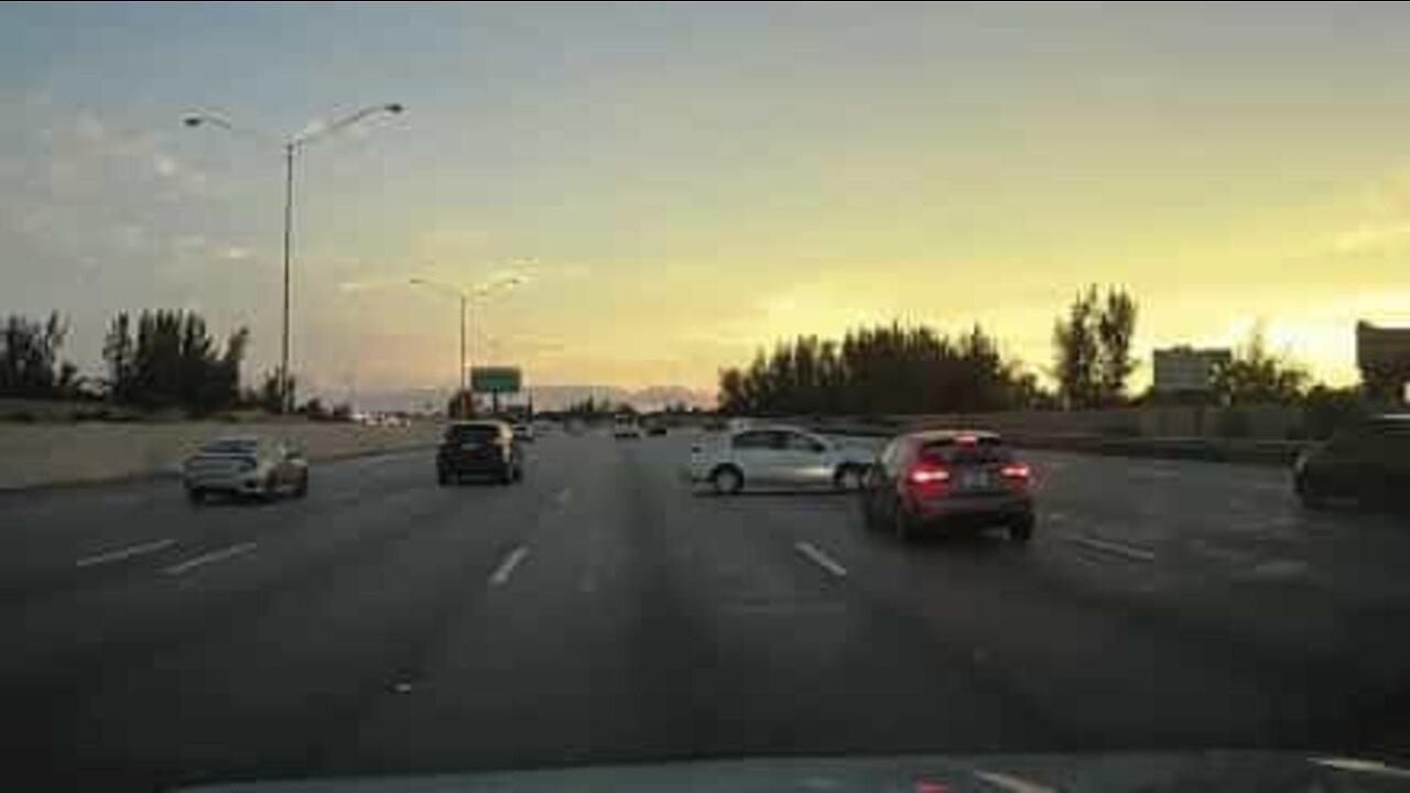 Impressionante domínio de carro após derrapagem na estrada