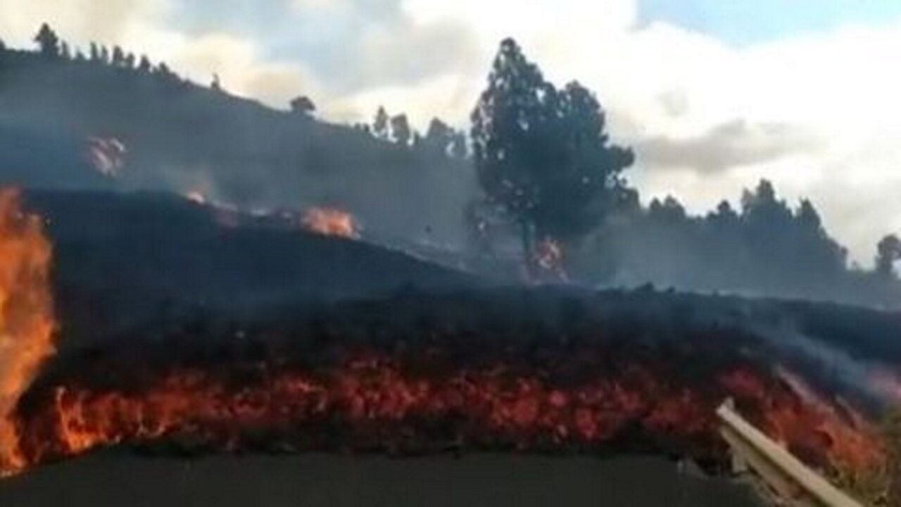 La lengua de lava del volcán de La Palma invade las carreteras de El Paso