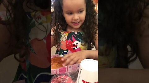 BARBIE NO MCDONALDS ? COMI O LANÇAMENTO DO MACDONALDS #lanche #mcdonalds #barbie #infantil #memes