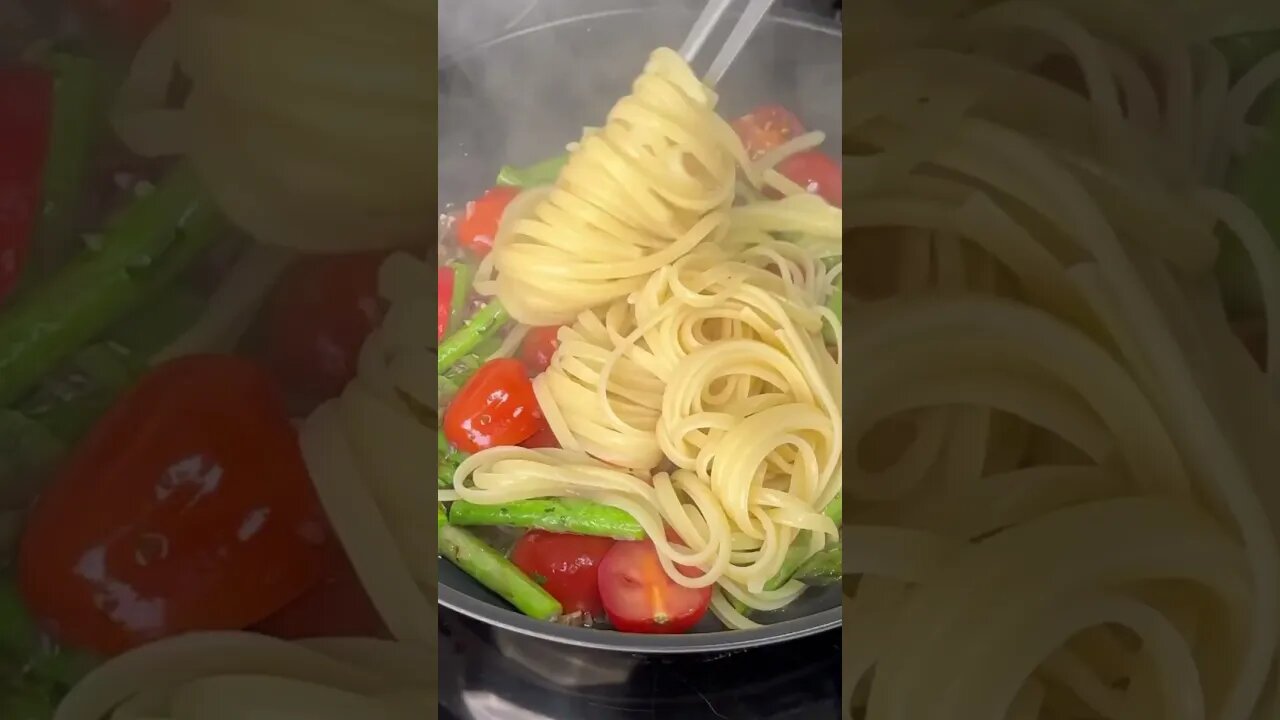 Pasta with asparagus and cherry tomatoes
